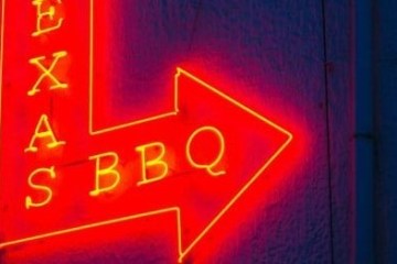 a stop sign at night